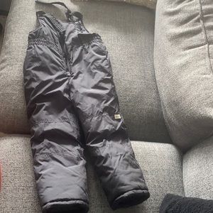 Size 5/6 snow suit. Great condition. Barely worn.